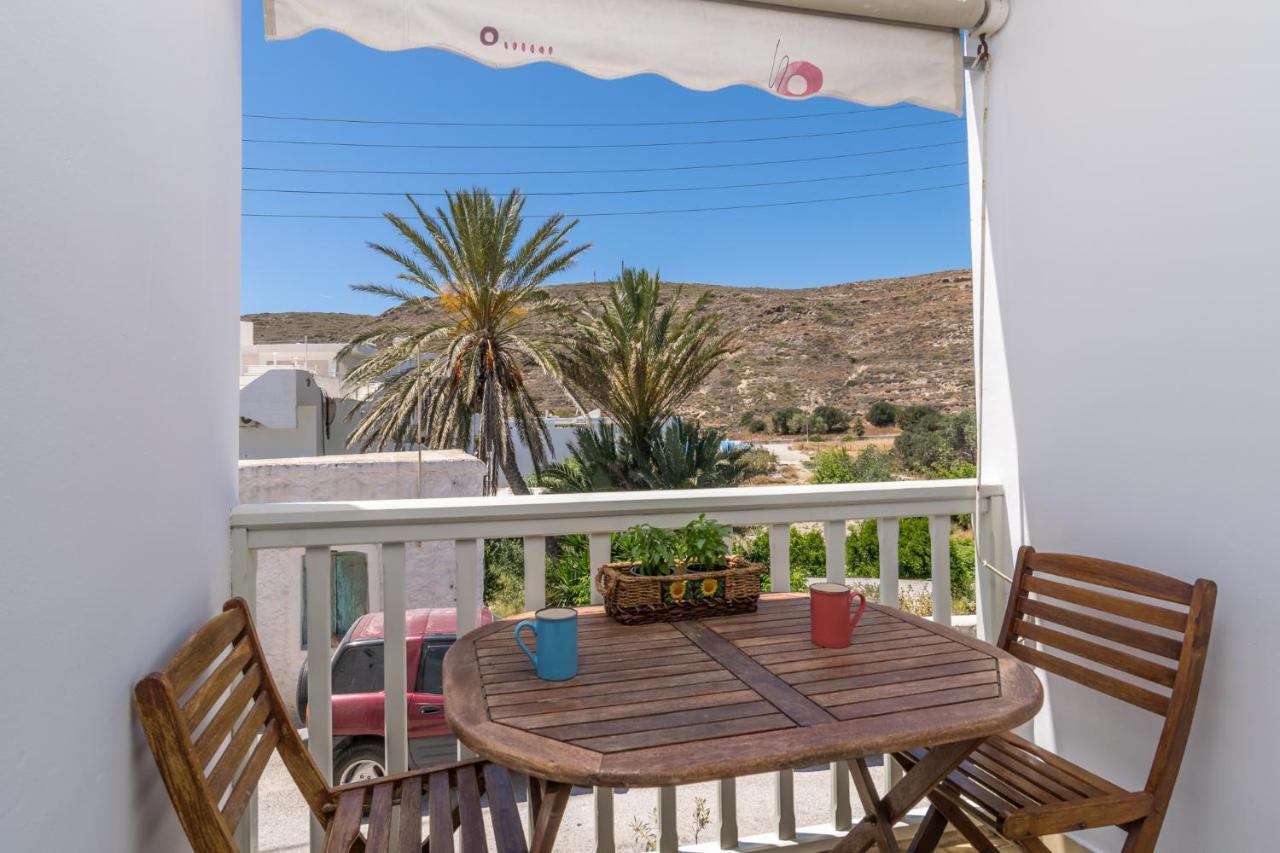 Areti'S Milos Guesthouses アダマス エクステリア 写真